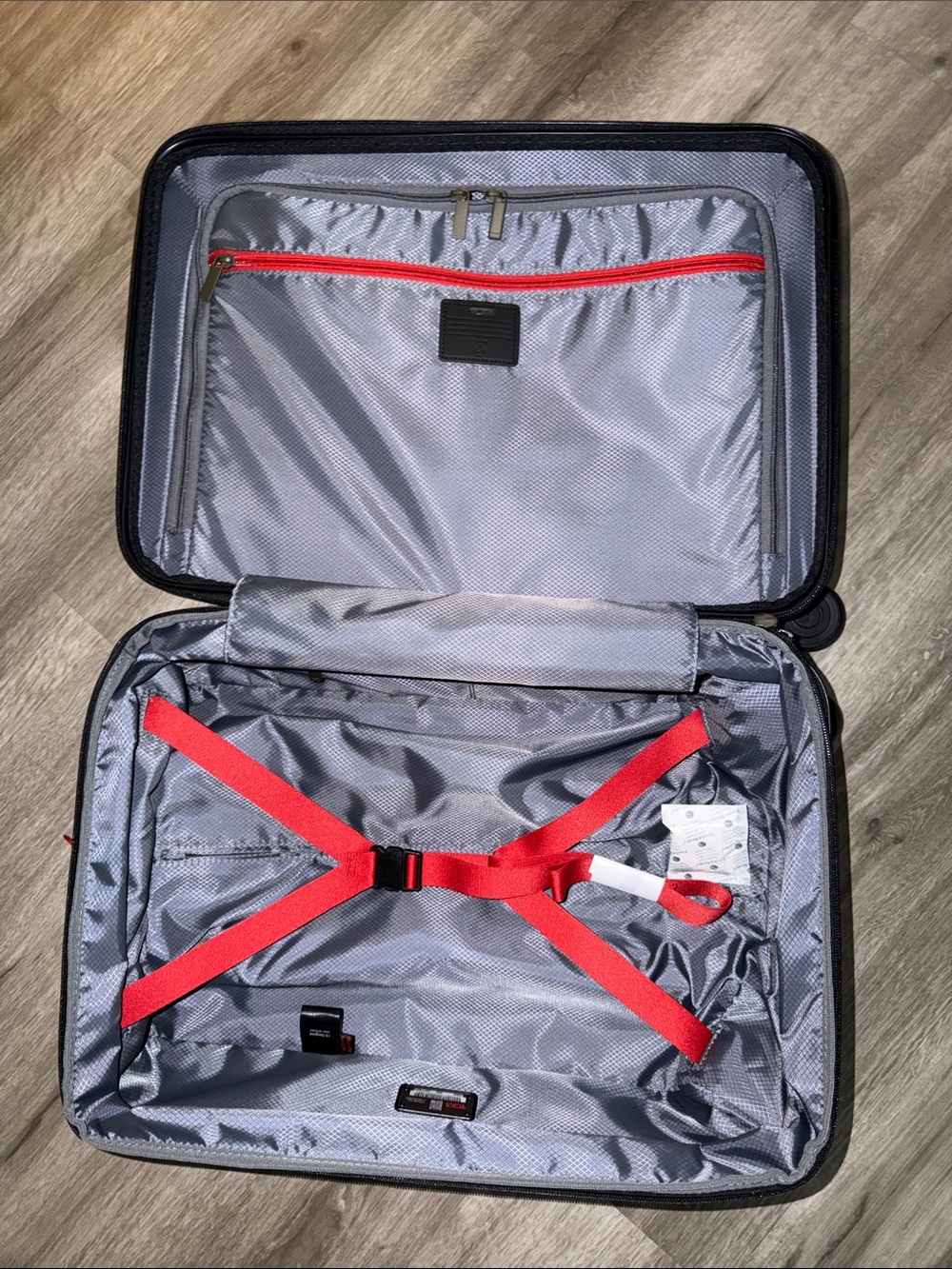 Tumi authentic International Expandable 4 Wheeled Carry-On - Picture 9 of 11